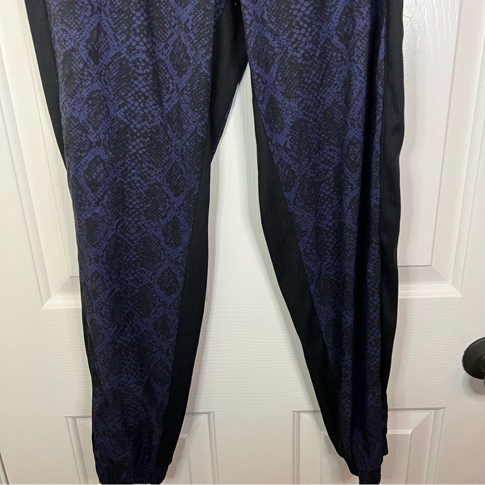 Athleta Brooklyn Blue Python Print Jogger Size 4 … - image 7